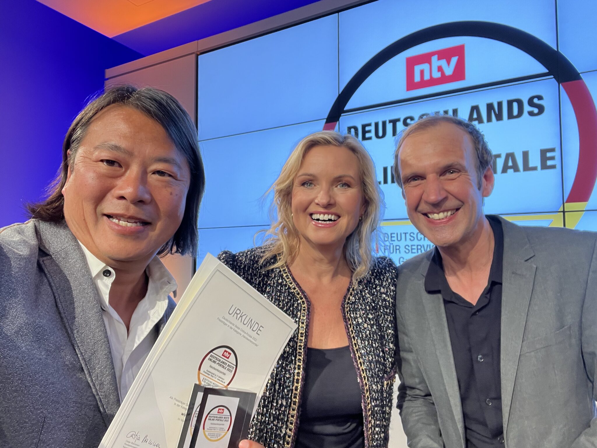 Gestern haben wir in der Berliner Bertelsmann-Repräsentanz gemeinsam mit ntv Nachrichten die Preisträger:innen des Awards „Deutschlands Beste Online-Portale 2022 erhalten