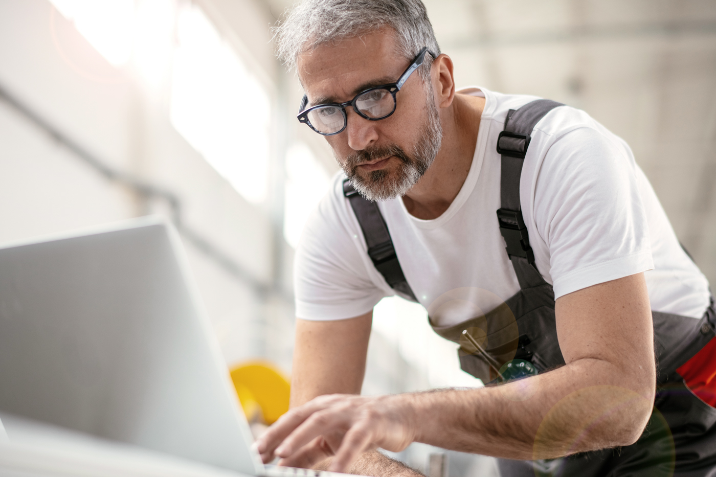 Ein Handwerker schaut auf sein Notebook