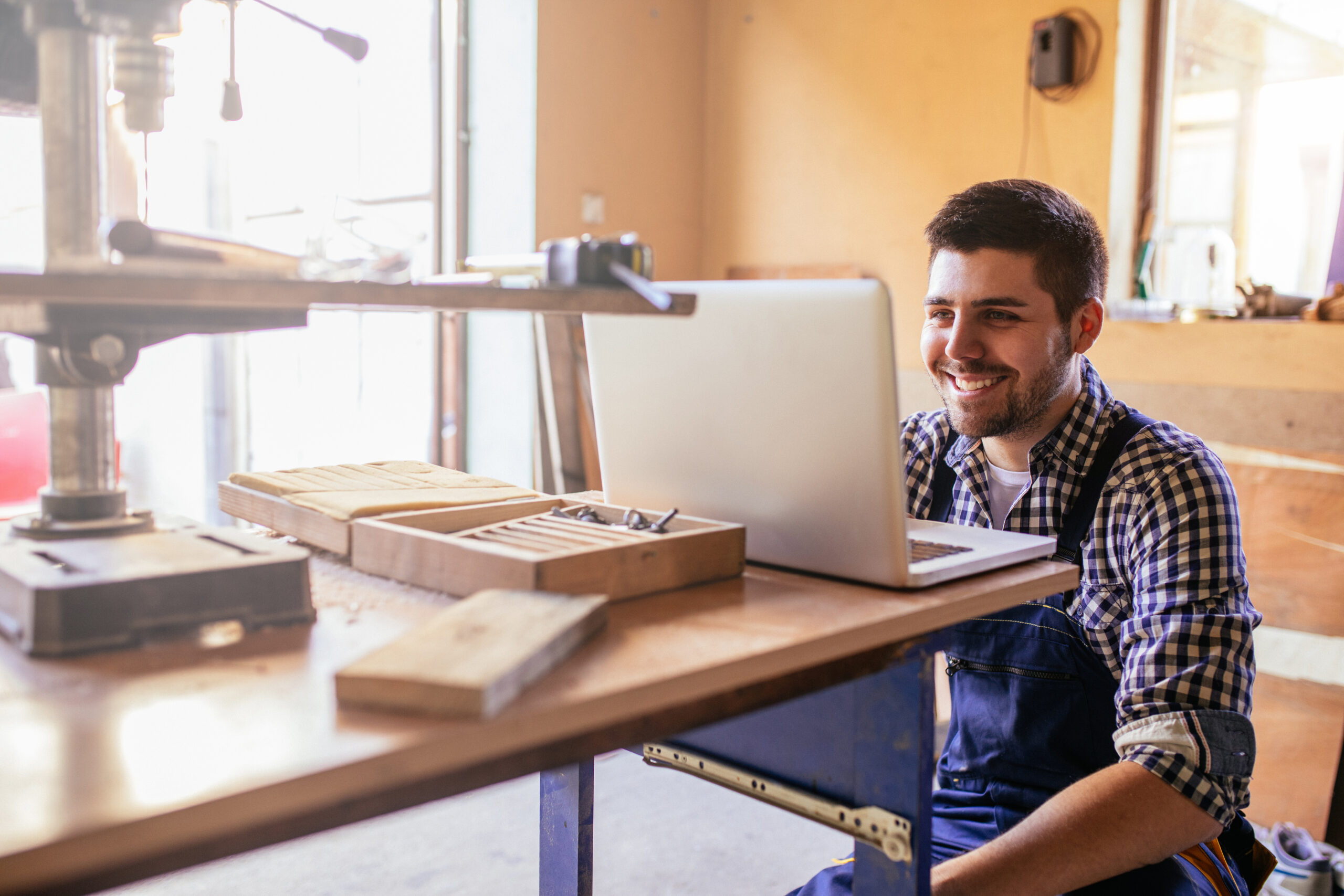 Ein Handwerker schaut aus sein Notebook und nimmt an einem Webinar teil