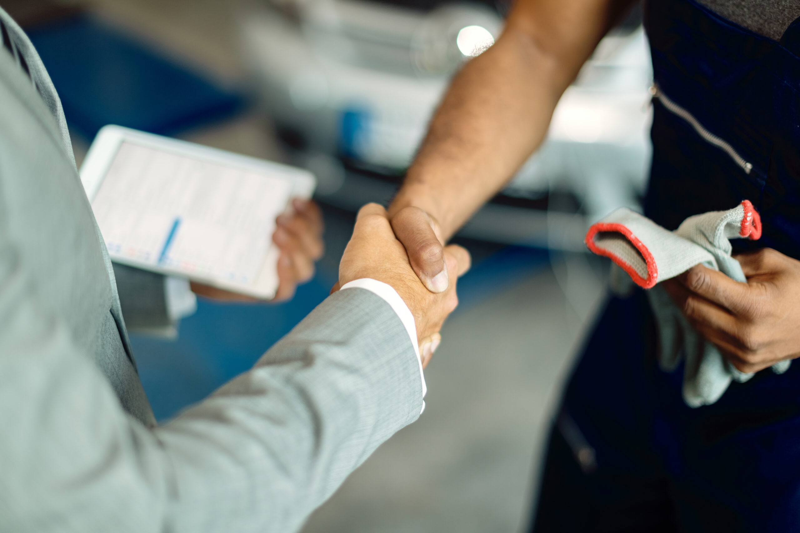 Ein Handwerker und ein Kunden schütteln sich die Hände