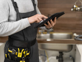 SHK-Mitarbeiter nutzt smarte Tools zur digitalen Einsatzplanung