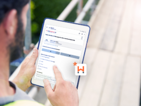 Ein Handwerker erfasst auf seinem Tablet einen Kundenbewertung